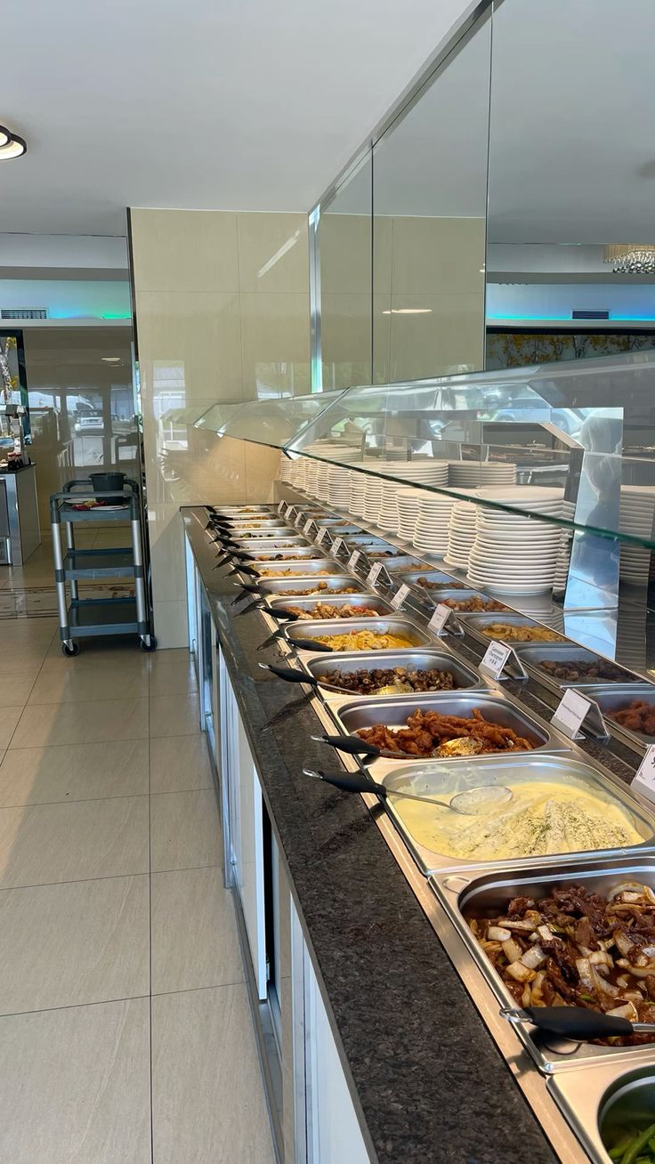 Linha de refeitório self-service com variedade de pratos quentes