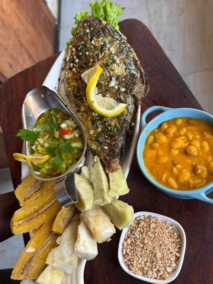 Peixe grelhado com acompanhamentos tradicionais angolanos