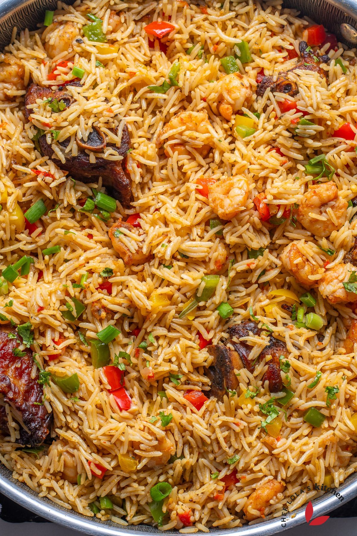 Arroz temperado com camarão, legumes e carnes bem apresentado